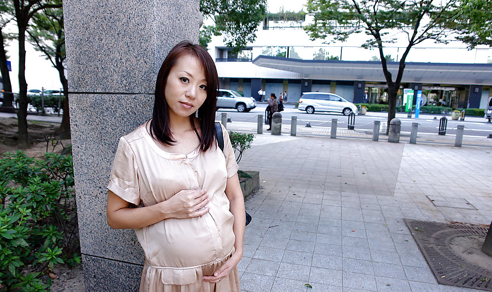 Ragazza giapponese incinta nuda in pubblico #14919026