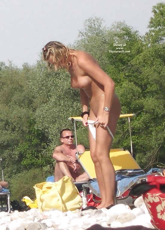 Chicas quitándose el bikini en la playa
 #5289320