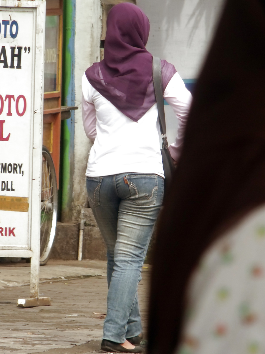 Sexy Teen in Hijab & Tight Jeans #11989587