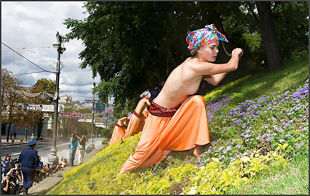 Femen - protesta delle ragazze fighe per nudità pubblica - parte 3
 #9561592