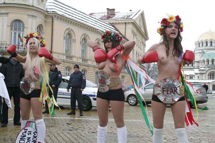 Femen - protesta delle ragazze fighe per nudità pubblica - parte 3
 #9561602