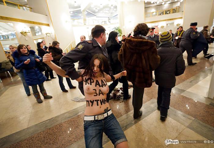 Femen - Cool Mädchen Protestieren Durch öffentliche Nacktheit - Teil 3 #9561606