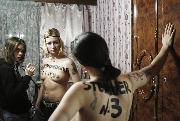 Femen - Cool Mädchen Protestieren Durch öffentliche Nacktheit - Teil 3 #9561620