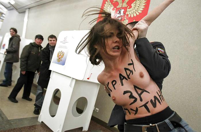 Femen - Cool Mädchen Protestieren Durch öffentliche Nacktheit - Teil 3 #9561636