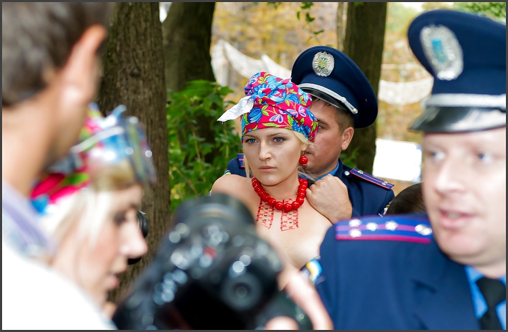 Femen - Cool Mädchen Protestieren Durch öffentliche Nacktheit - Teil 3 #9561641