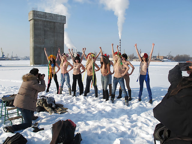Femen - Cool Mädchen Protestieren Durch öffentliche Nacktheit - Teil 3 #9561651