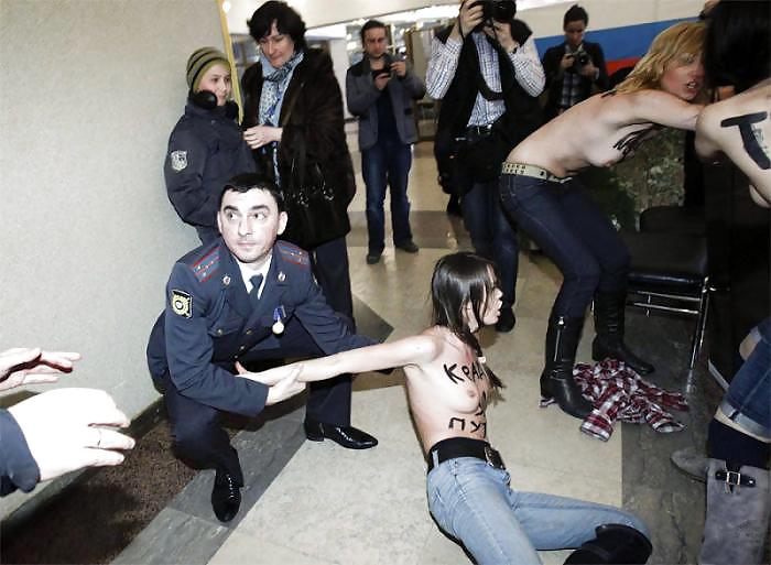 Femen - protesta delle ragazze fighe per nudità pubblica - parte 3
 #9561654