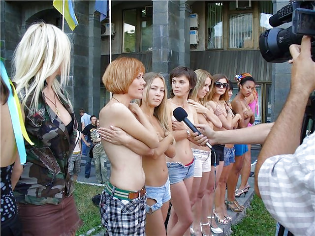 Femen - Cool Mädchen Protestieren Durch öffentliche Nacktheit - Teil 3 #9561665