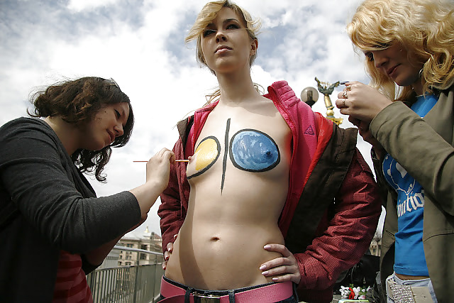 Femen - Cool Mädchen Protestieren Durch öffentliche Nacktheit - Teil 3 #9561688
