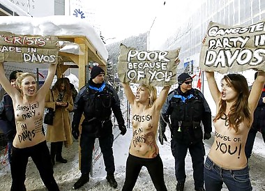 Femen - Cool Mädchen Protestieren Durch öffentliche Nacktheit - Teil 3 #9561697