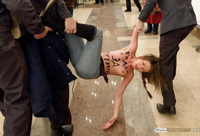 FEMEN - Filles Fraîches Protestent Par La Nudité Publique - Partie 3 #9561702