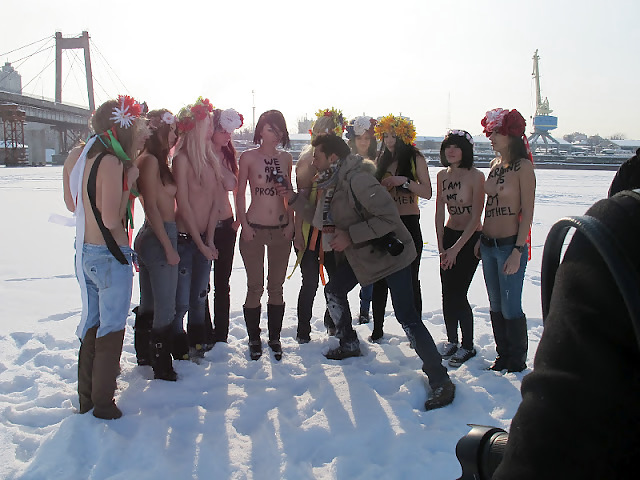 Femen - Cool Mädchen Protestieren Durch öffentliche Nacktheit - Teil 3 #9561707