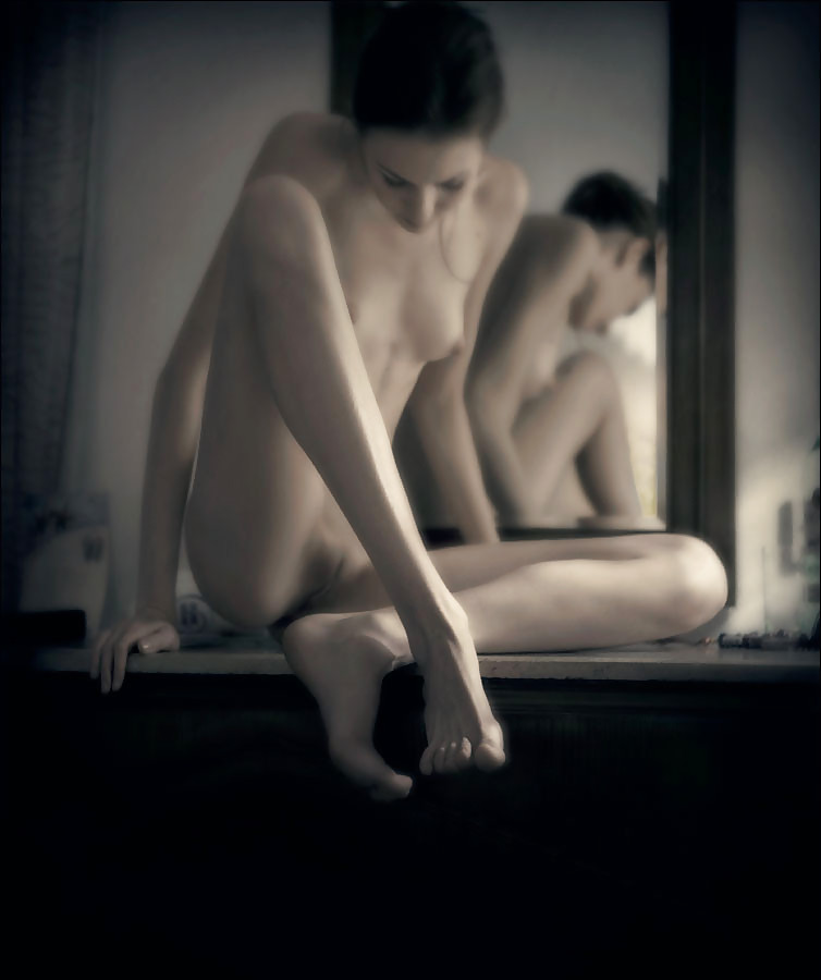 Reflexionen Von Heißen Nackten Frauen #21452443