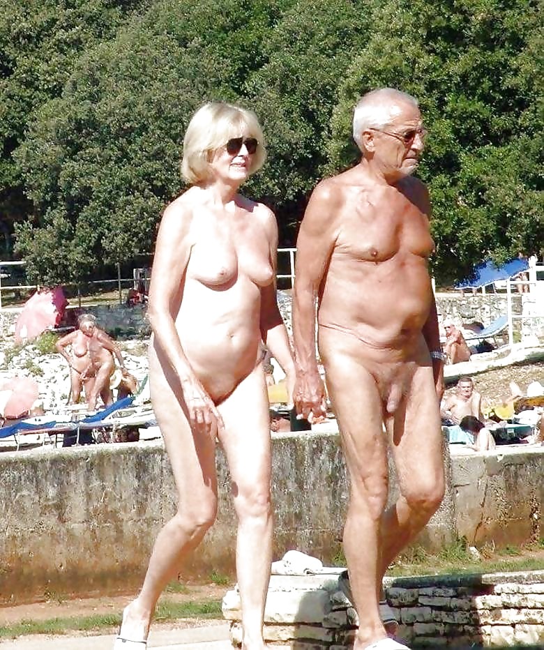 Nudisti naturisti pubblico all'aperto flash #21
 #21372318