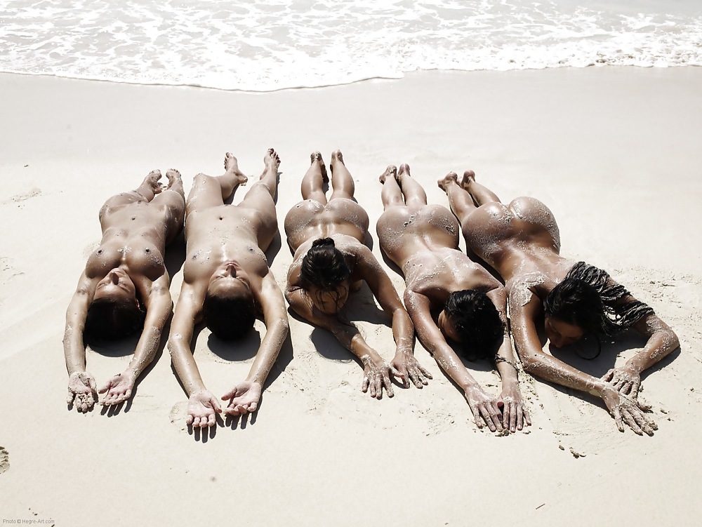 Caliente chicas flacas en la playa
 #22813672