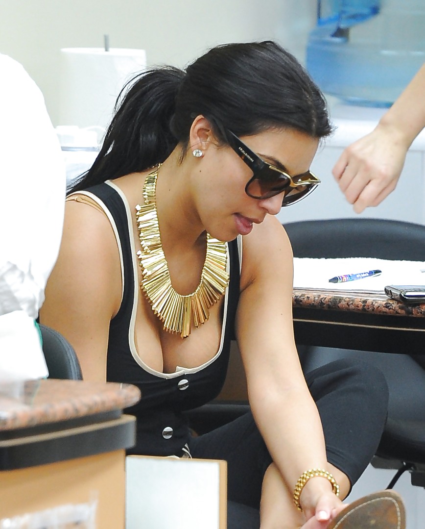 Kim kardashian se fue de compras 05.05.2011
 #3706055