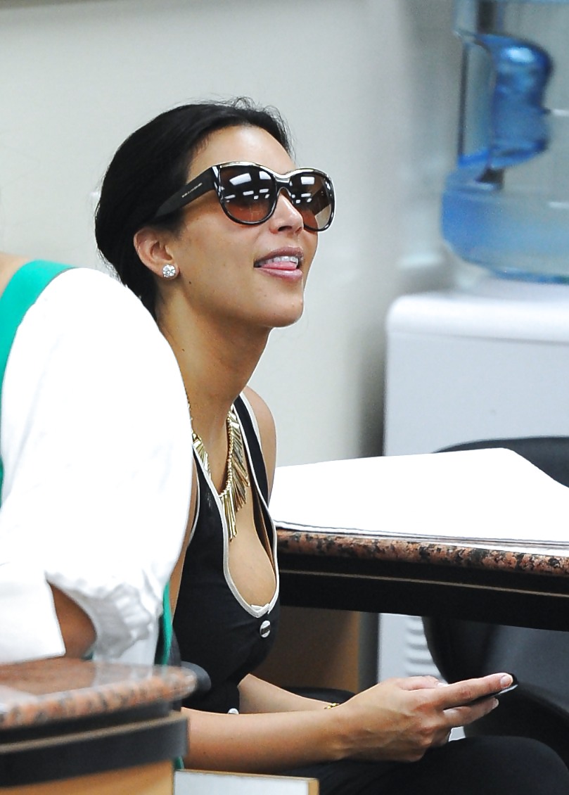 Kim kardashian se fue de compras 05.05.2011
 #3706135