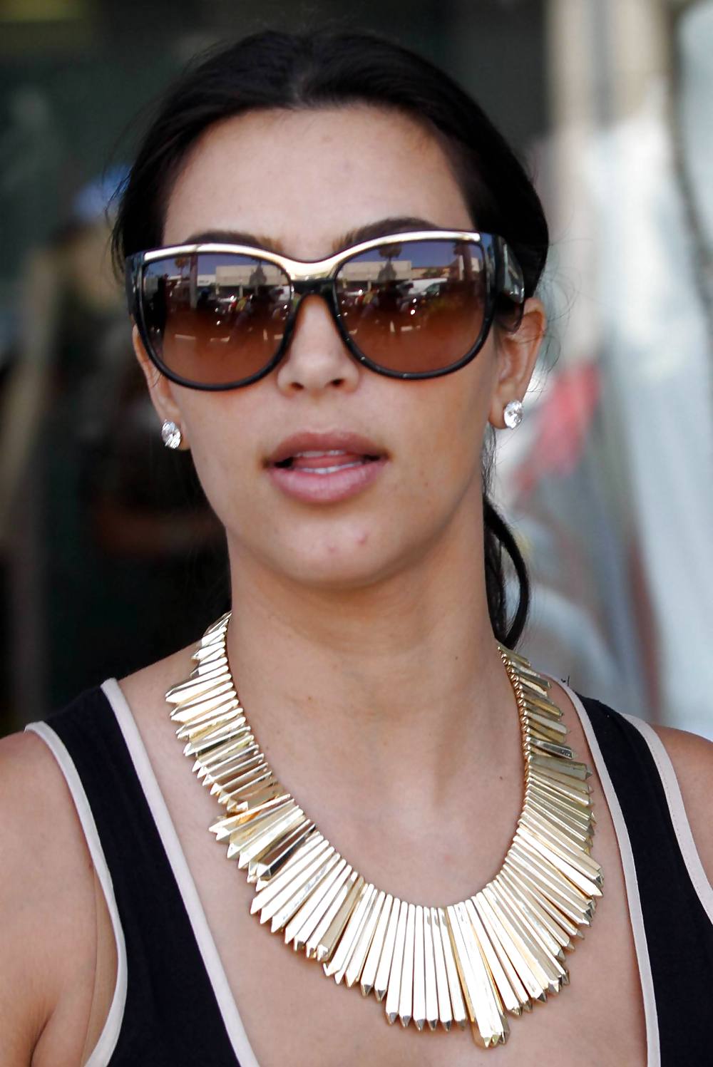 Kim kardashian se fue de compras 05.05.2011
 #3706484