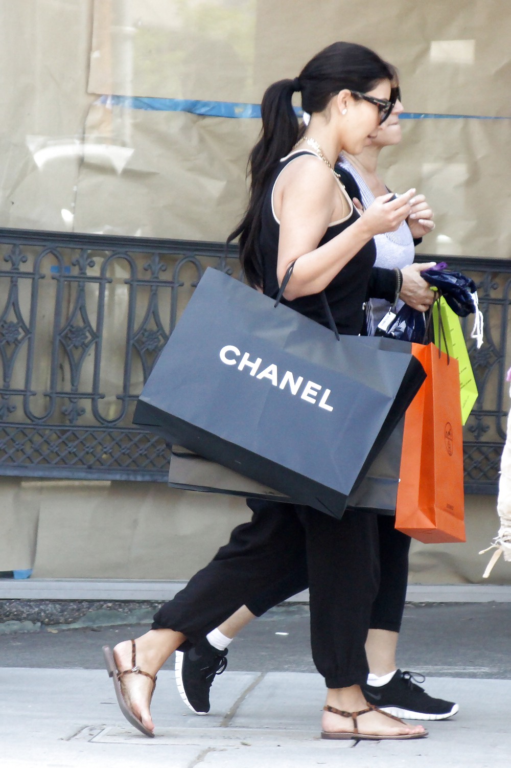Kim kardashian se fue de compras 05.05.2011
 #3706642