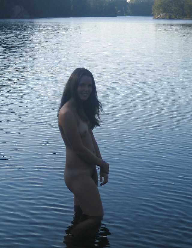Desnudo junto al agua
 #8376690