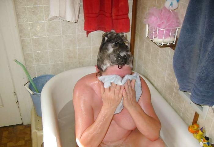 シャワーを浴びる大人
 #19577564