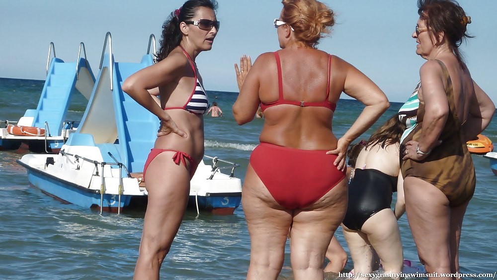 Femmes D'âge Mûr Sur La Plage #15129180