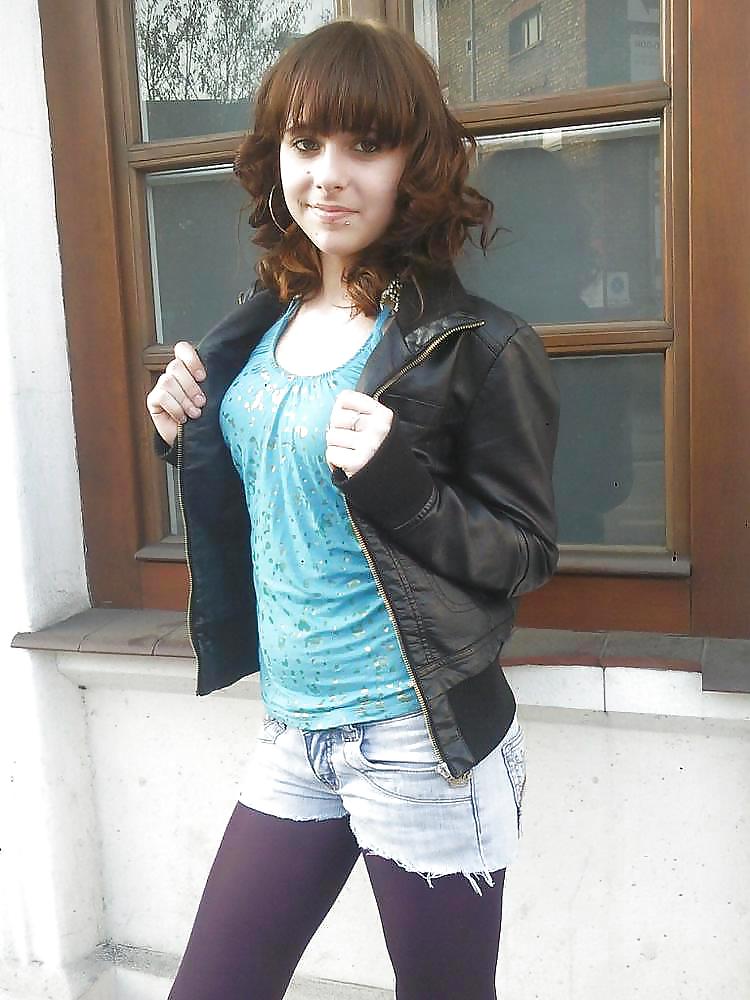 タイトなショートパンツ
 #10853861