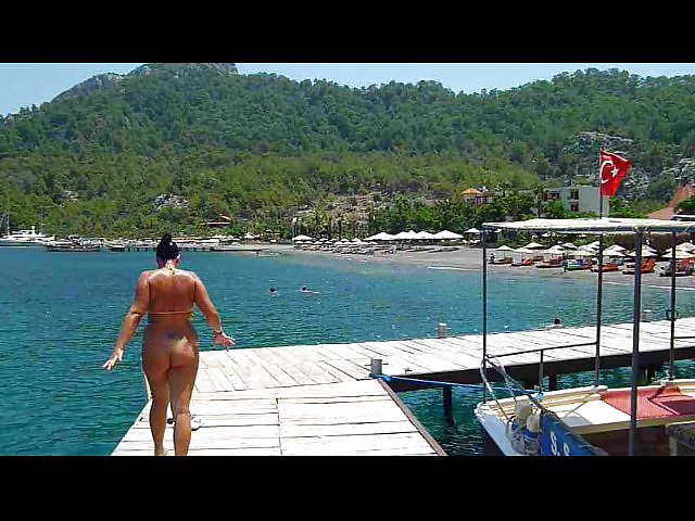 Sexi chica desnuda sin fondo salta al mar.
 #9108131