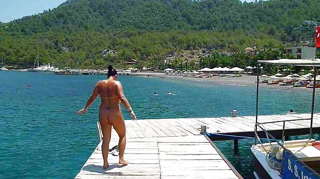 Sexi ragazza senza fondo nuda salta al mare.
 #9108141