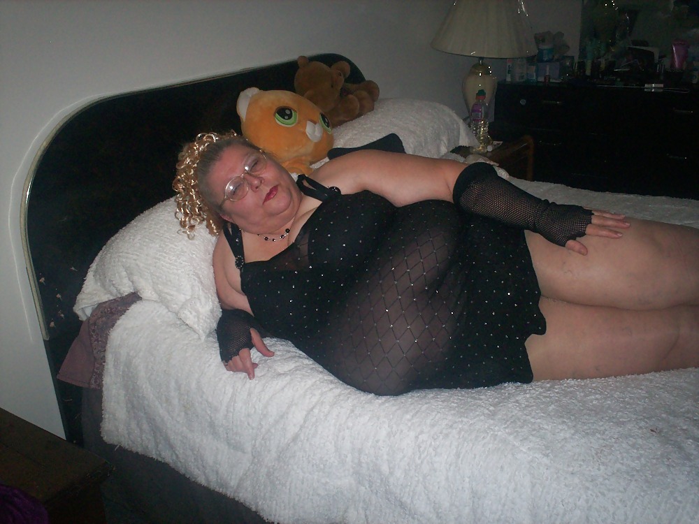 Ella en pantimedias en la cama 
 #99496