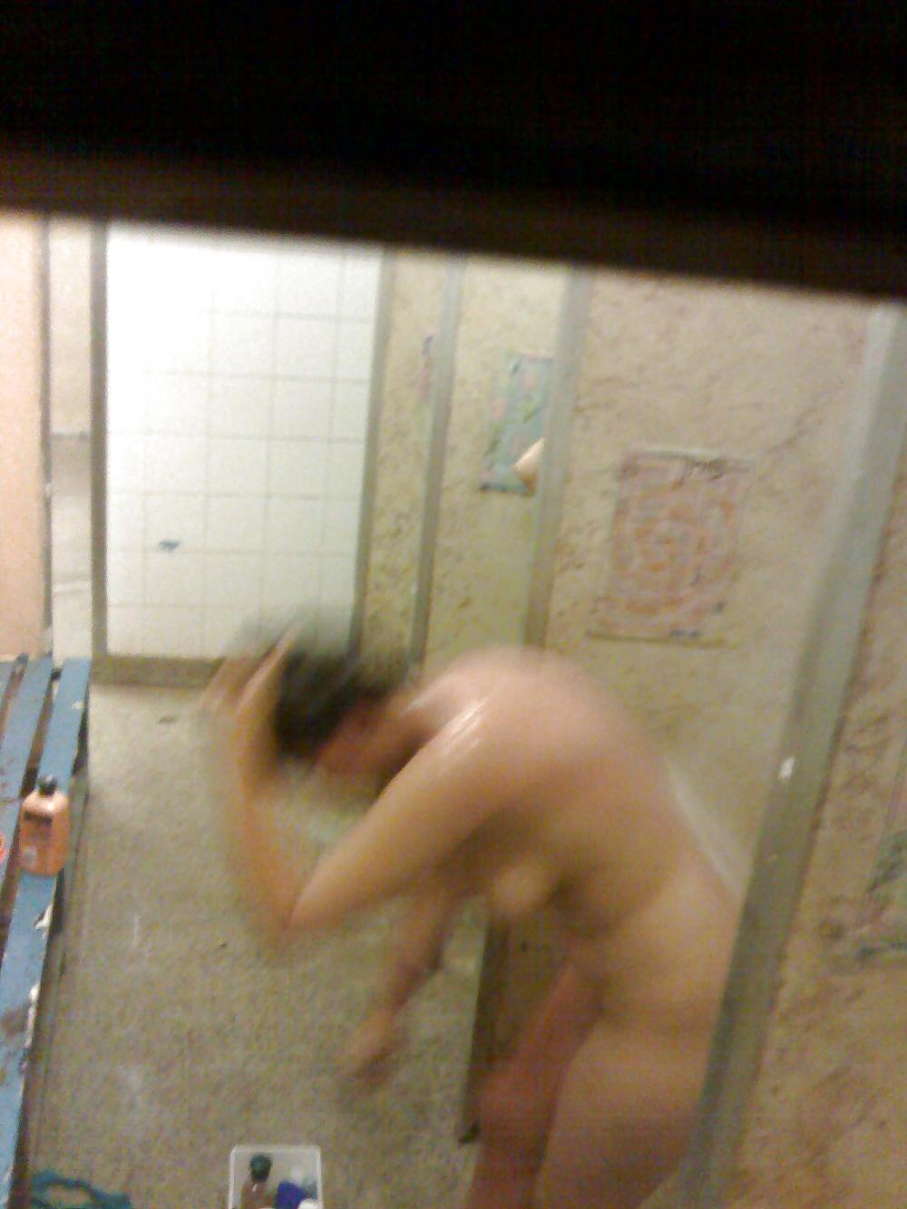 Mujer israelí en la ducha
 #4636343
