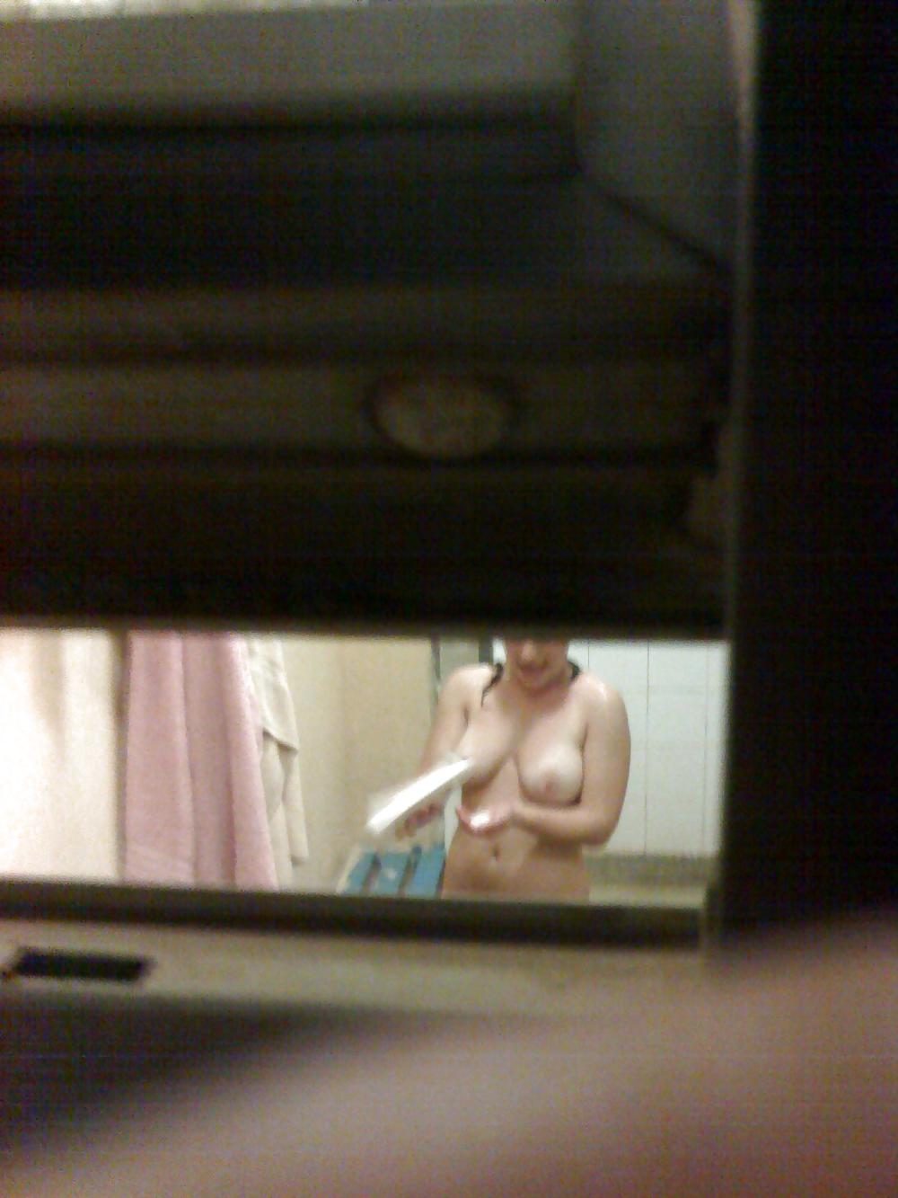 Mujer israelí en la ducha
 #4636364