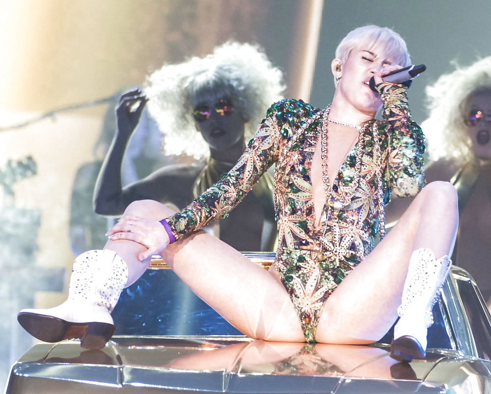 Hot miley cyrus (hq pics)
 #21960803