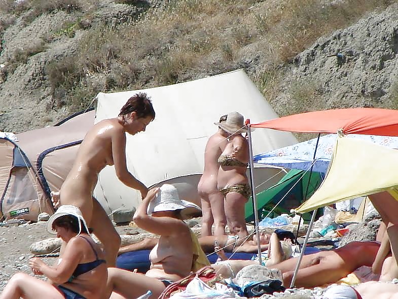 Divertimento sulla spiaggia nudista
 #1872174