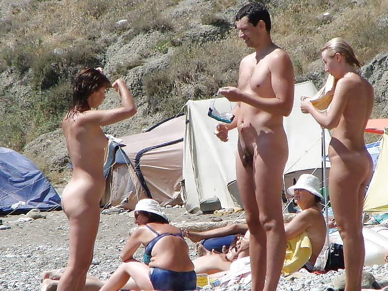 Divertimento sulla spiaggia nudista
 #1872409