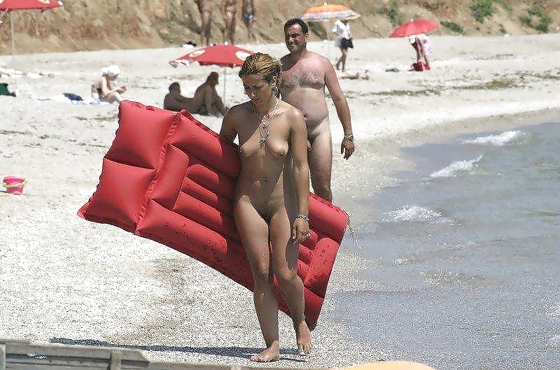 Sono un nudista sulla spiaggia
 #2781391
