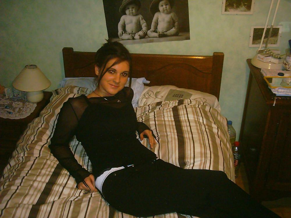 Timida brunetta italiana mostra il suo corpo in lingerie
 #5827406