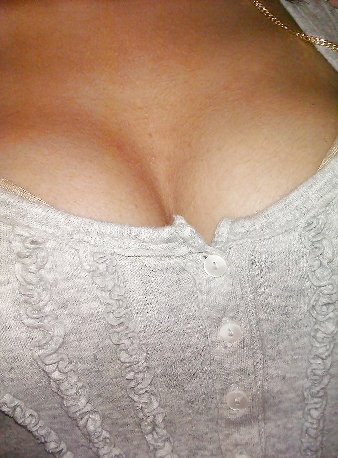 Presentando mis tetas y mi coño a las pollas de todos
 #20238873