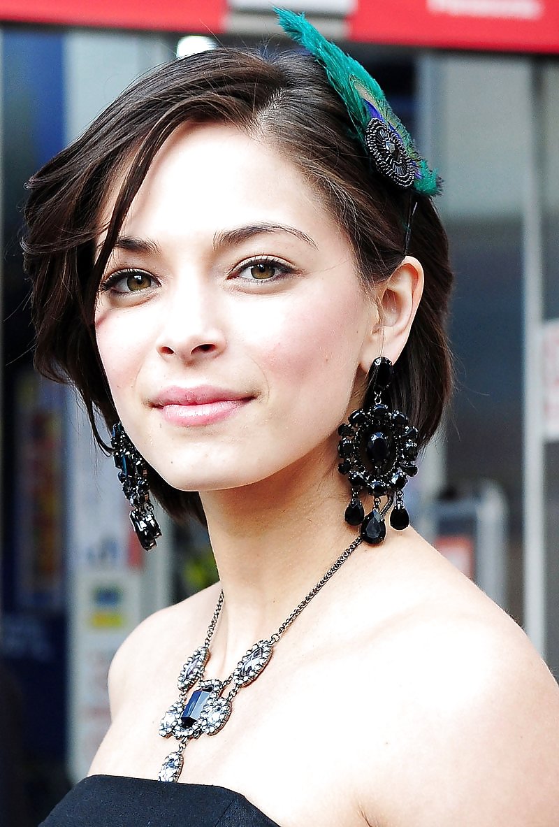 Kristin kreuk
 #19997335