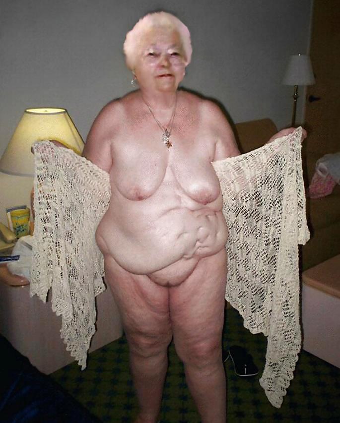 Abuela vieja desnuda
 #6782691