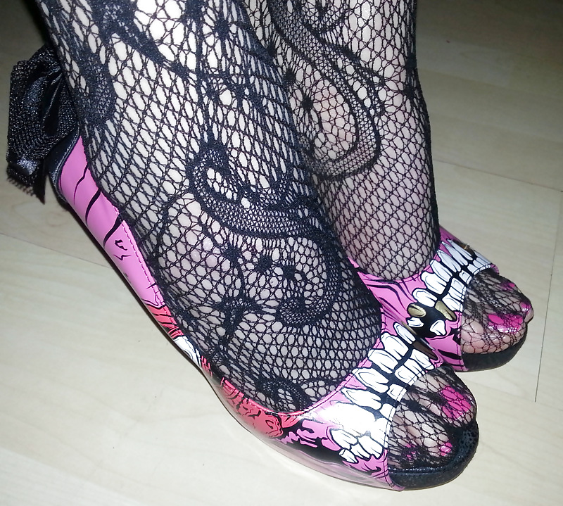 I piedi sexy di Prettykitty e le scarpe con il pugno di ferro
 #19955782