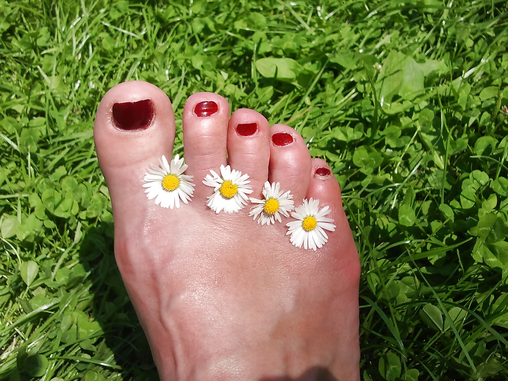 Pies con esmalte de uñas
 #19640629