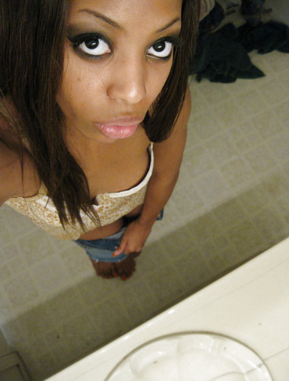 Cutie ebony selfshot , flash amateur caliente
 #21231549