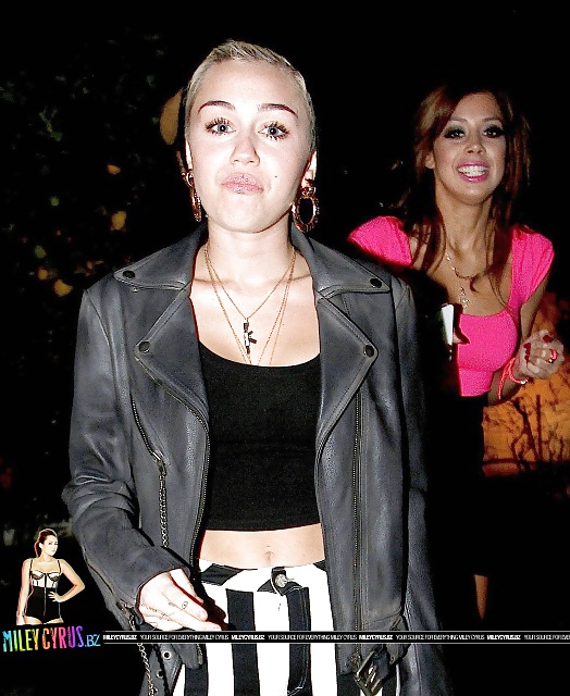 Miley cyrus
 #17627412