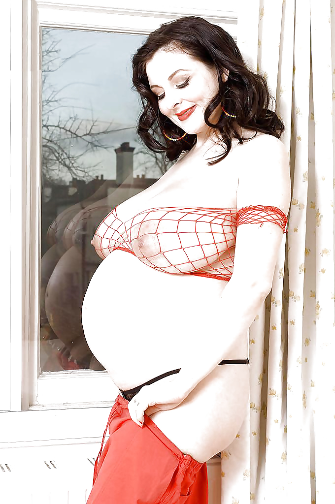 Hermosa mujer embarazada con grandes tetas
 #10169612