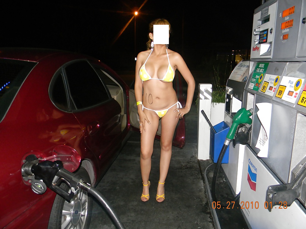 Nina latina bombeando gas después del concurso de bikini
 #20573904