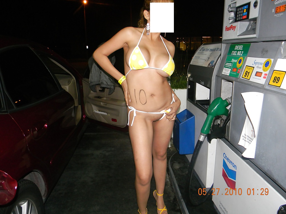 Nina latina che pompa la benzina dopo il concorso di bikini
 #20573947