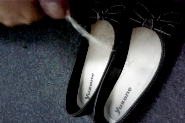 同僚の靴(バレリーナ)で勃起する
 #9737043