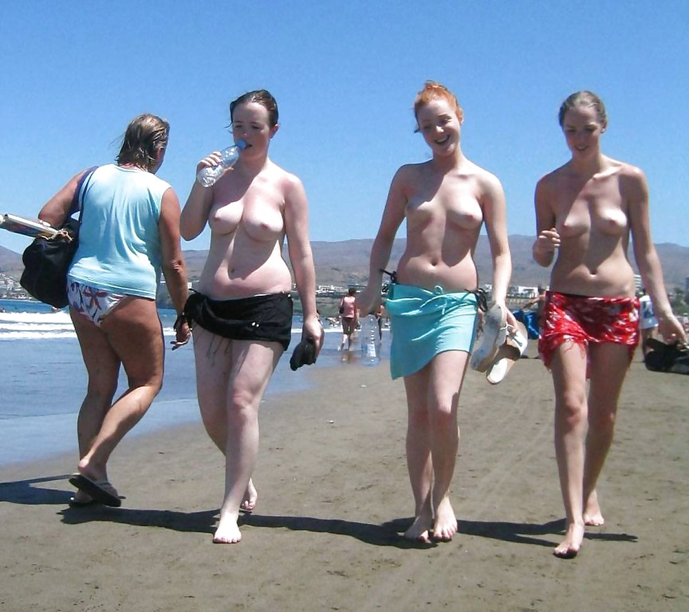 Chicas de playa en topless 4.
 #8670369