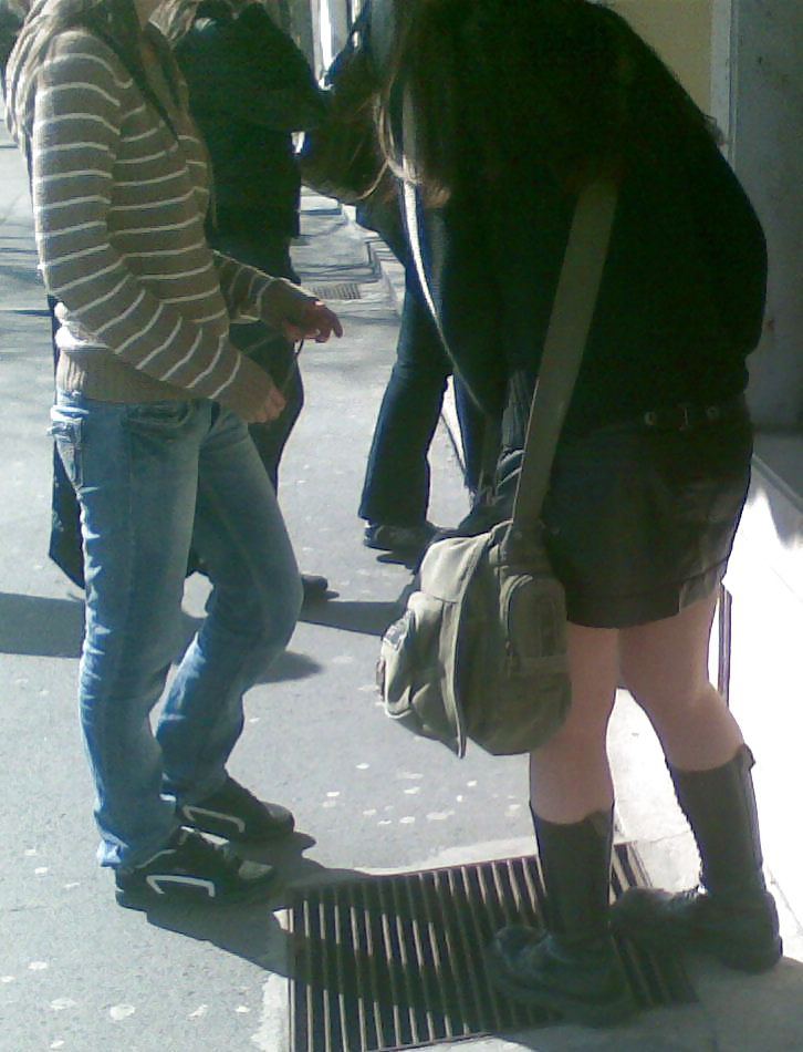Cuming dietro teenager in calze di nylon e stivali
 #21340715